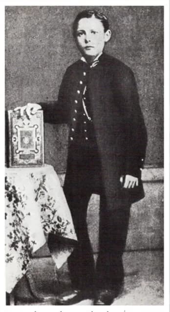 Charles Péguy - Charles Péguy à 8 ans en 1885, photo dans son uniforme de pensionnaire au lycée d'Orléans, photographe anonyme.