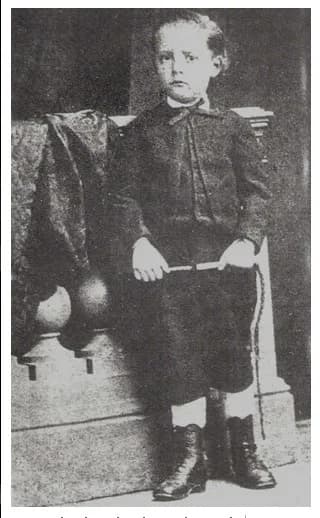 Charles Péguy - Charles Péguy à 4 ans en 1877, photographe anonyme.