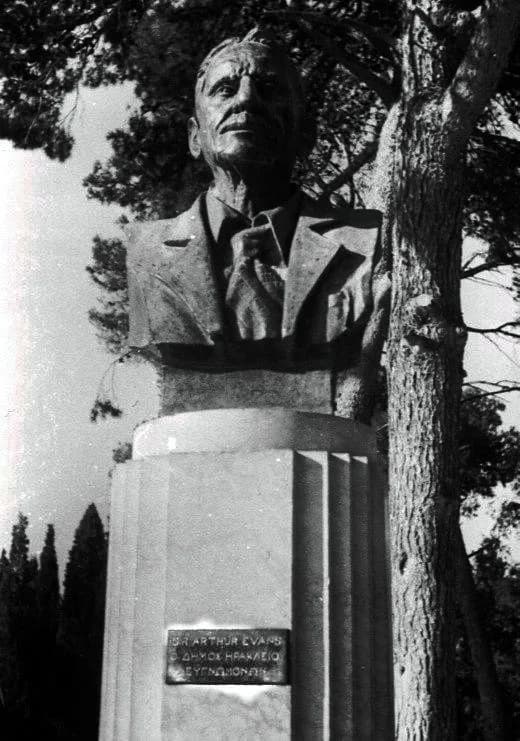 Arthur Evans - Statue of Sir Arthur Evans at Palace of Knossos, Crete, Greece