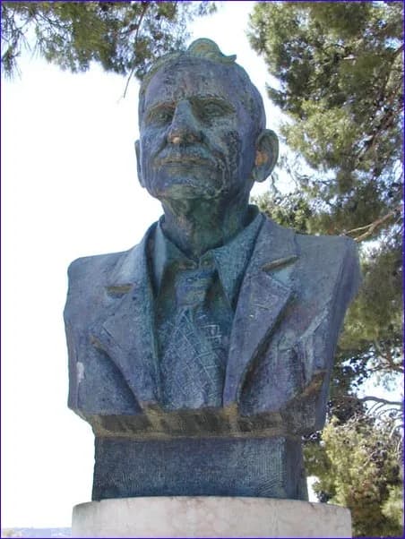 Arthur Evans - Sir Arthur John Evans (1851-1941) est un célèbre archéologue anglais, il a fouillé les sites de Crète de 1900 à 1932.
C'est lui qui a proposé le terme de civilisation minoenne en référe