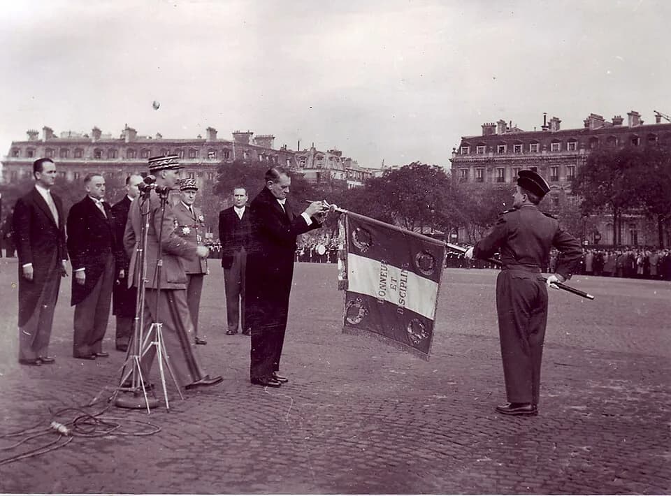 René Coty - Le président René Coty remet la croix de guerre TOE au drapeau du Prytanée National Militaire (entre 1954 et 1958).