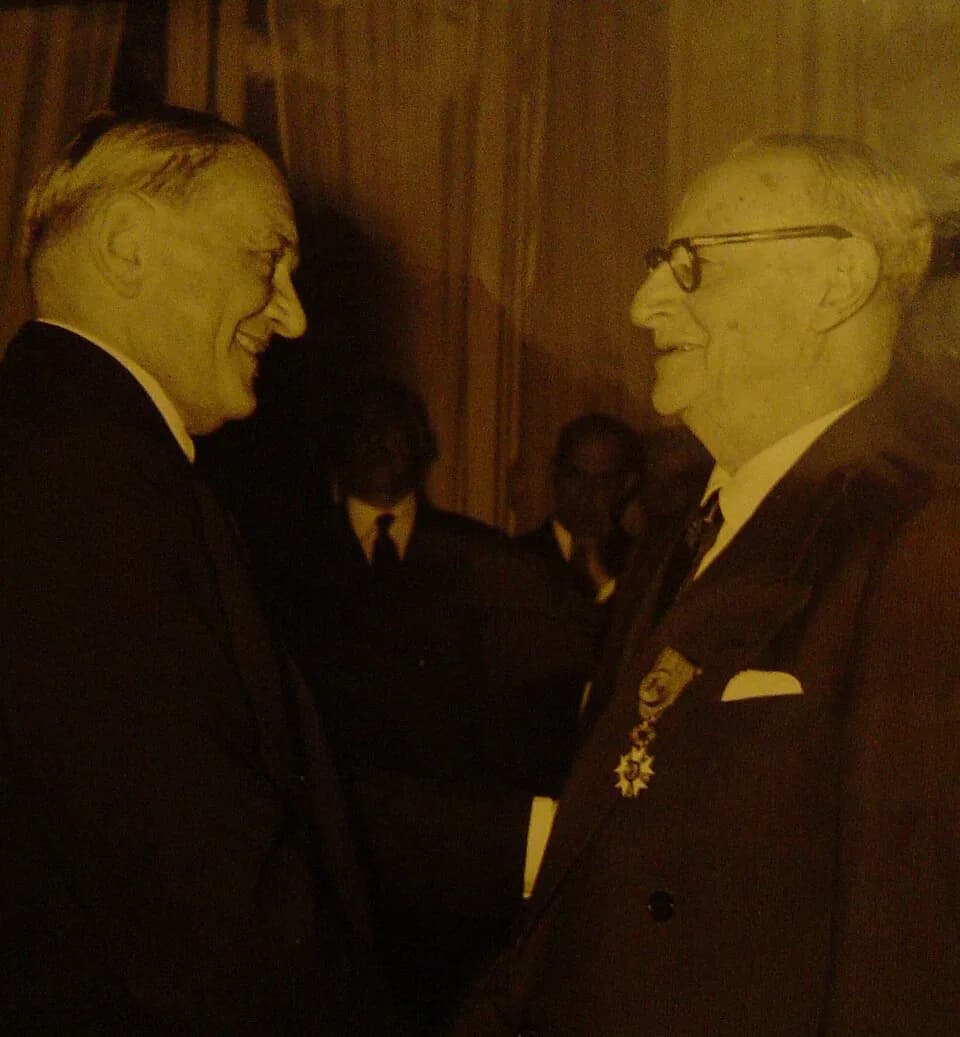 René Coty - remise des insignes de grand officier de la Légion d'honneur à Henri Spriet par René Coty