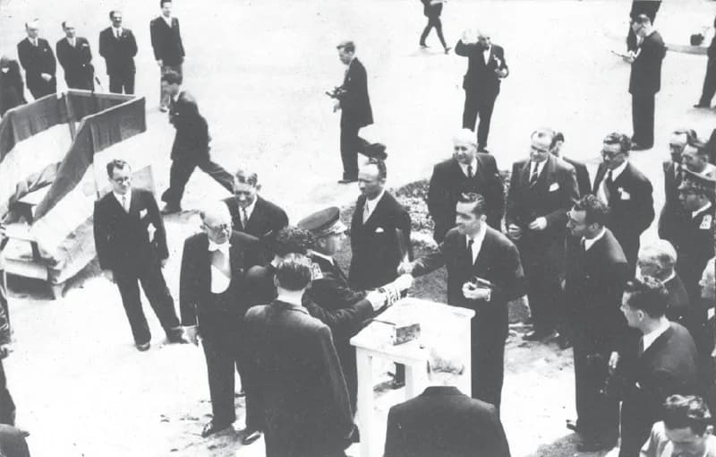 René Coty - Pose de la première pierre de la cité d'habitations de Bioux à Mâcon le 16 mai 1948.