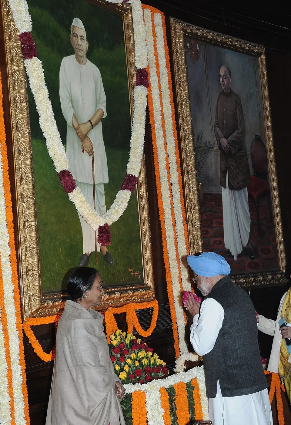 Charan Singh - The Prime Minister, Dr. Manmohan Singh paying floral tributes to the former Prime Minister, Late Ch. Charan Singh on his 108th birth anniversary, at Parliament House, in New Delhi on De