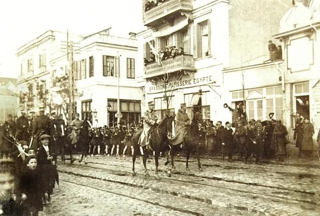 Constantine I of Greece - L'armée grecque entrant dans Thessalonique en 1912. Source : Macedonian heritage
Permission : «You are welcome to use images or an other information from Macedonian Heritage