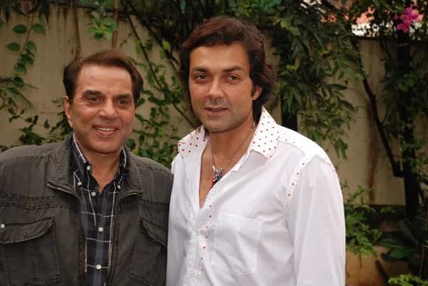 Dharmendra - Dharmendra and Bobby Deol celebrate Father's Day at their residence