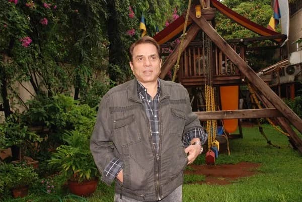 Dharmendra - Dharmendra and Bobby Deol celebrate Father's Day at their residence
