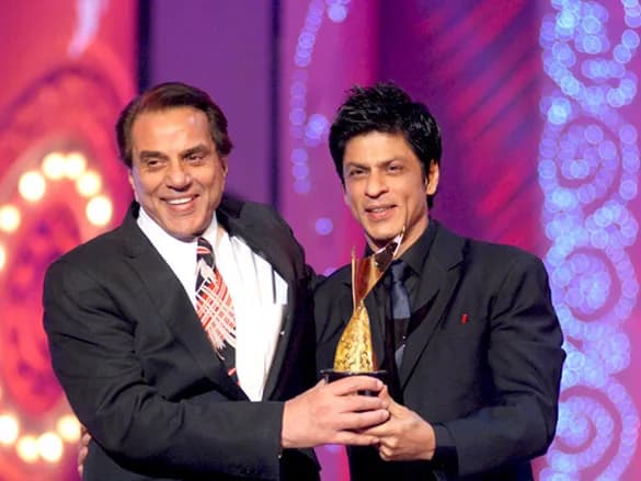Dharmendra - Shahrukh Khan  receiving the Apsara Film and Television Producers Guild Awards for Best Actor in readers' choice, 2011.