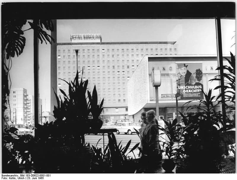 Philippe Noiret - For documentary purposes the German Federal Archive often retained the original image captions, which may be erroneous, biased, obsolete or politically extreme. Berlin, Hotel "Beroli