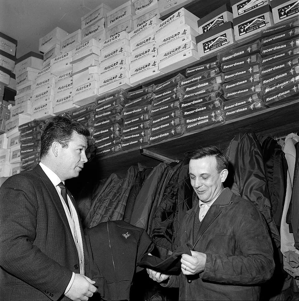 Just Fontaine - Magasin "Justo Sport", 26 rue Saint-Antoine-du-T. 16 novembre 1963. Just Fontaine (footballeur) dans son magasin.  Plan rapproché du joueur (vue de profil) montrant un vêtement de spor
