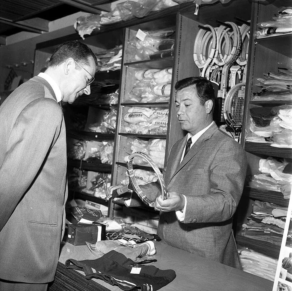 Just Fontaine - Magasin "Justo Sport", 26 rue Saint-Antoine-du-T. 23 mai 1966. Just Fontaine (footballeur) dans son magasin.  Plan rapproché du joueur (vue de 3/4 face) montrant une raquette de tennis
