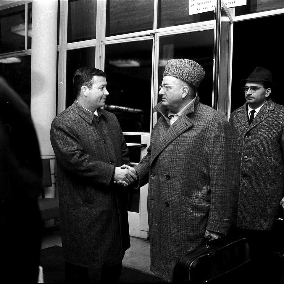 Just Fontaine - Hall de l'Aérogare Blagnac 1. 20 janvier 1967. plan 3/4 de Just Fontaine (ancien footballeur) et Jean-Baptiste Doumeng (président du Toulouse Football Club) se serrant la main ; JB. Do