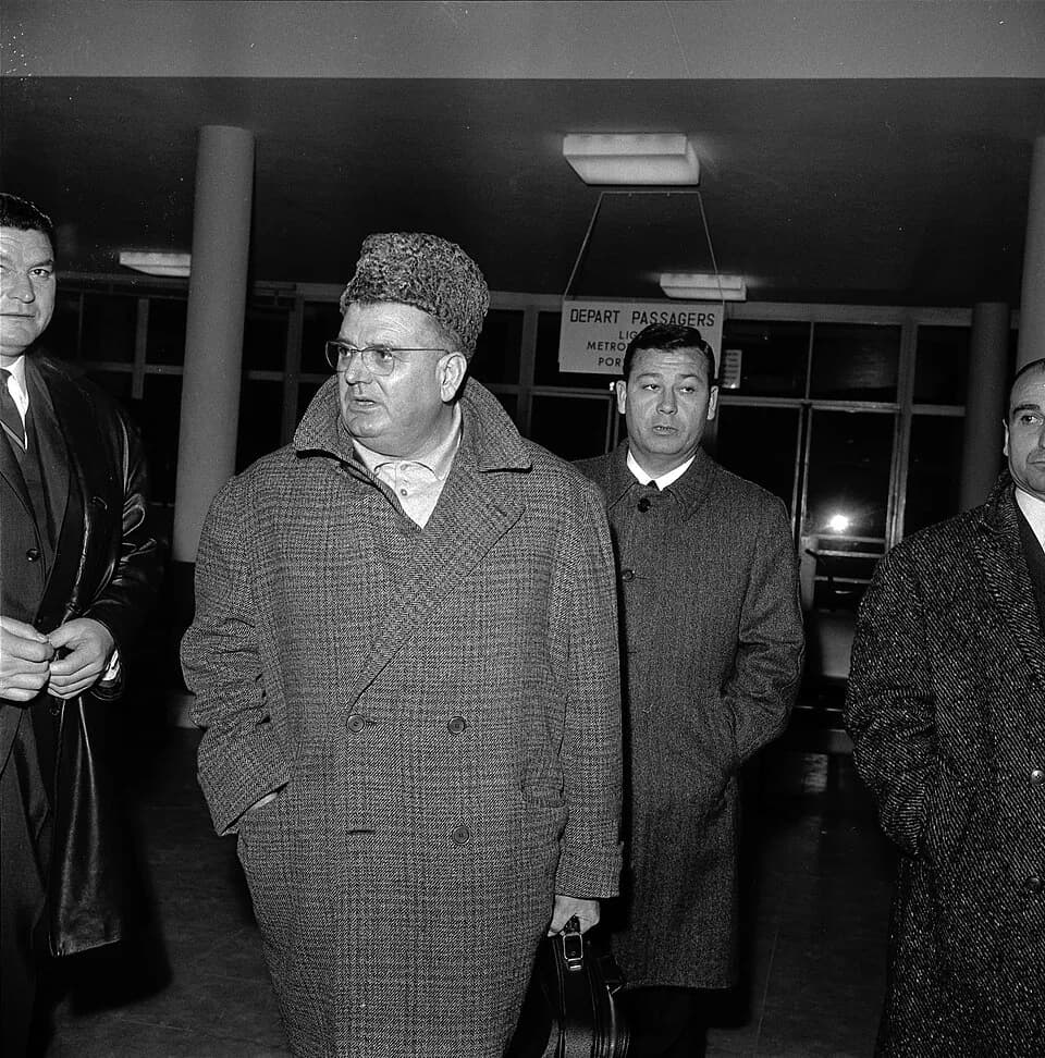 Just Fontaine - Hall de l'Aérogare Blagnac 1. 20 janvier 1967. Au 1er plan Jean-Baptiste Doumeng (président du Toulouse Football Club), plan 3/4, vue de face ; derrière lui Just Fontaine (ancien footb