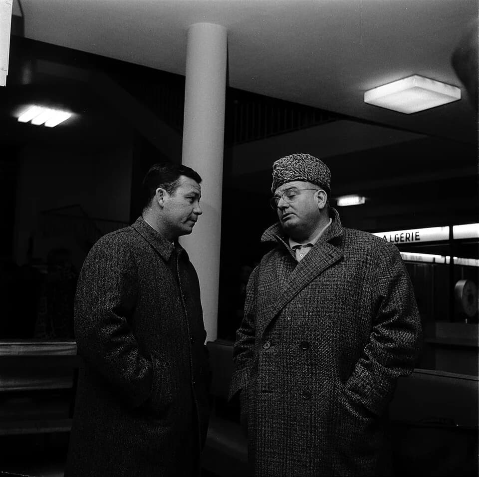 Just Fontaine - Hall de l'Aérogare Blagnac 1. 20 janvier 1967. plan 3/4 de Just Fontaine (ancien footballeur) et Jean-Baptiste Doumeng (président du Toulouse Football Club) discutant dans le hall de l