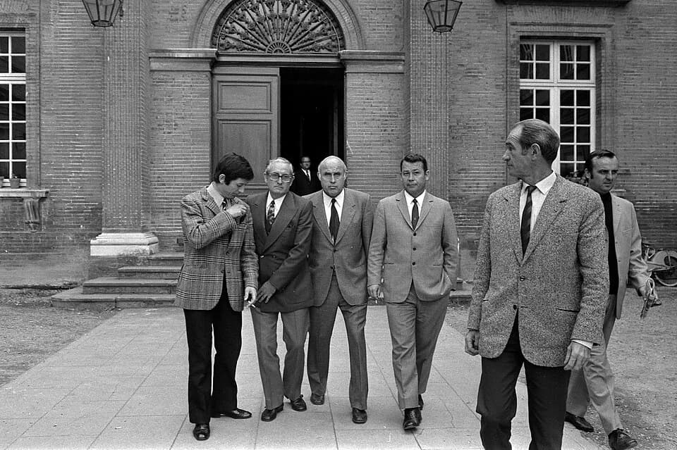 Just Fontaine - Cour du Palais de Justice. 5 octobre 1971. Vue d'ensemble des personnalités venues témoigner au procès, sortant du tribunal. De g. à d. :  Pierre Danos (ancien joueur de rugby à XV), M