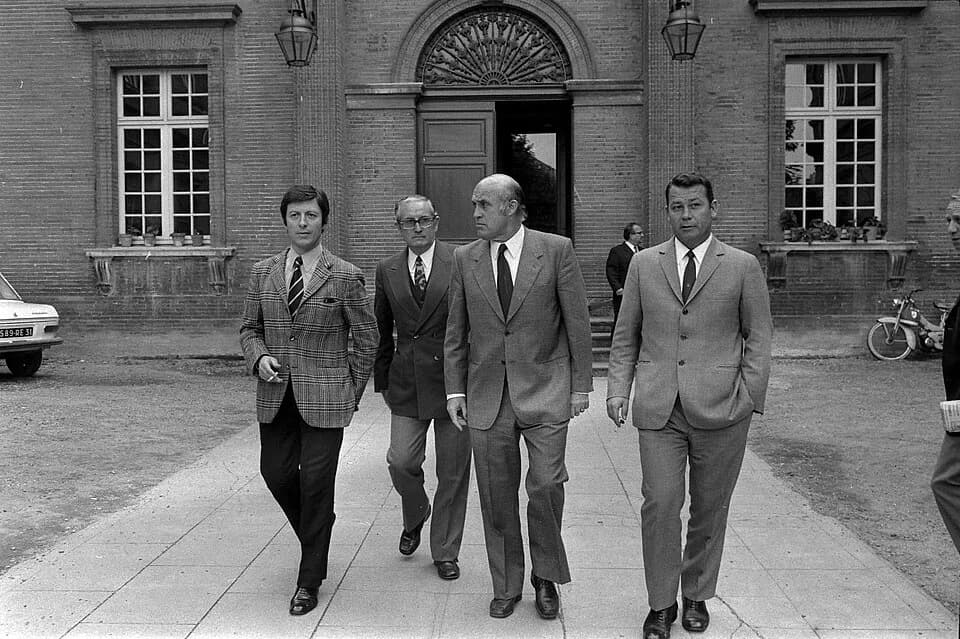 Just Fontaine - Cour du Palais de Justice. 5 octobre 1971. Vue d'ensemble des personnalités venues témoigner au procès, sortant du tribunal. De g. à d. :  Pierre Danos (ancien joueur de rugby à XV), M