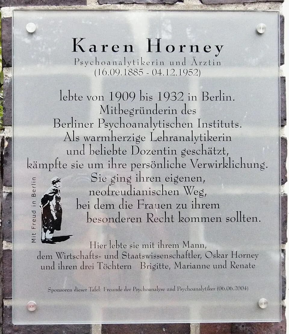 Karen Horney - Gedenktafel für Karen Horney aus der Reihe Mit Freud in Berlin, Sophie-Charlotte-Straße 15, Berlin-Zehlendorf. Enthüllt am 6. Juni 2004.