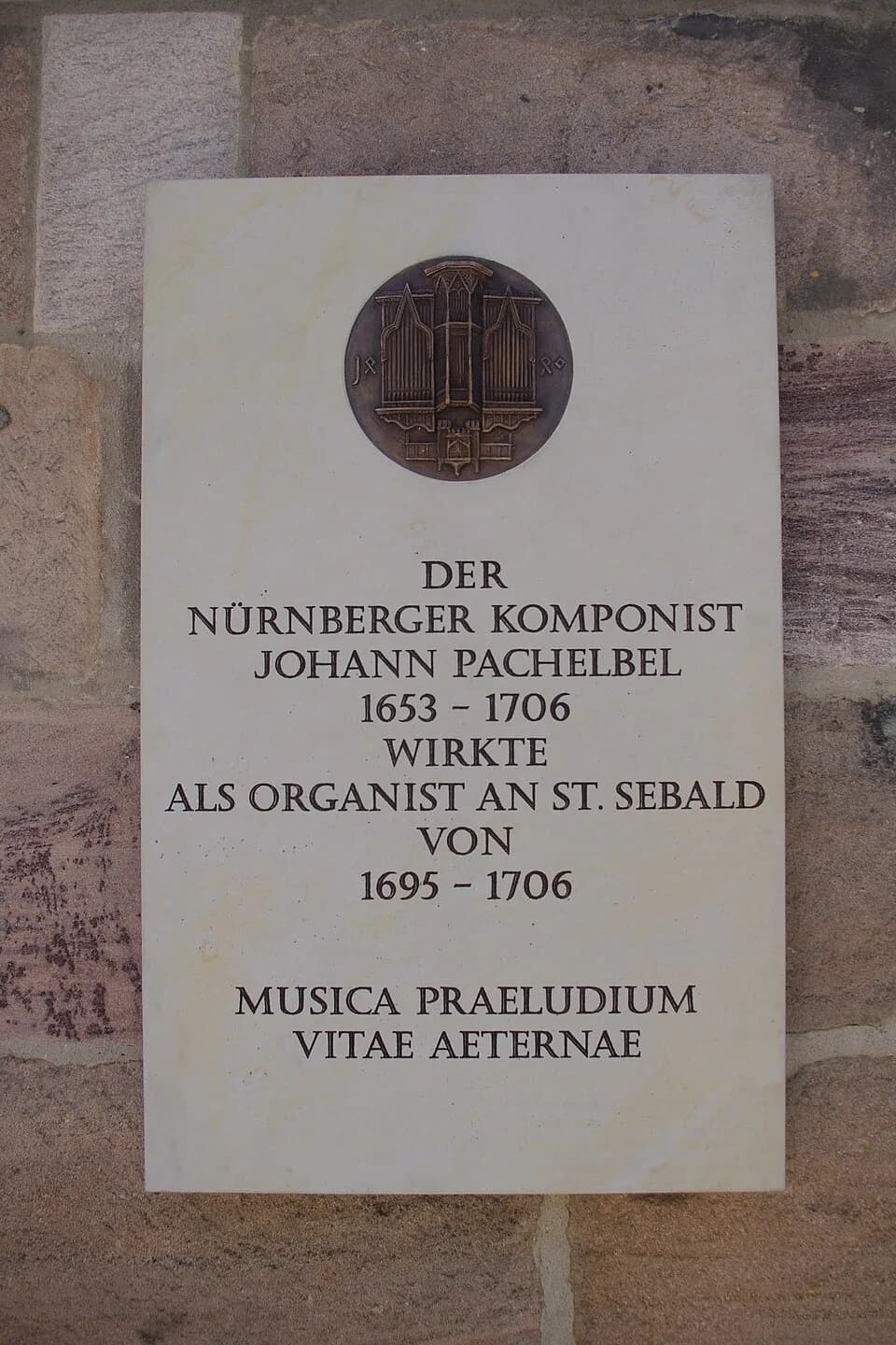 Johann Pachelbel - Gedenktafel für Johann Pachelbel, mit der die Evang.-Luth. Kirchengemeinde von St. Sebald an die Wirkstätte ihres weltberühmten Organisten und Komponisten erinnert.