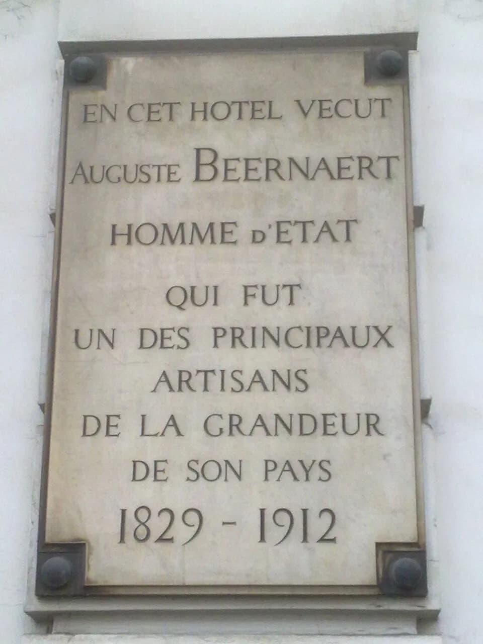 Auguste Beernaert - Plaque commémorative sur l'hôtel où vécu Auguste Beernaert (1829-1912), 1 Place du Luxembourg à Ixelles (Bruxelles)
