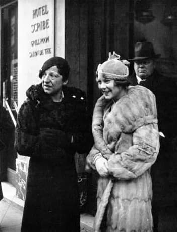 Sonja Henie - French tennis player Suzanne Lenglen with Norwegian figure skater and film star Sonja Henie in Paris in 1932.