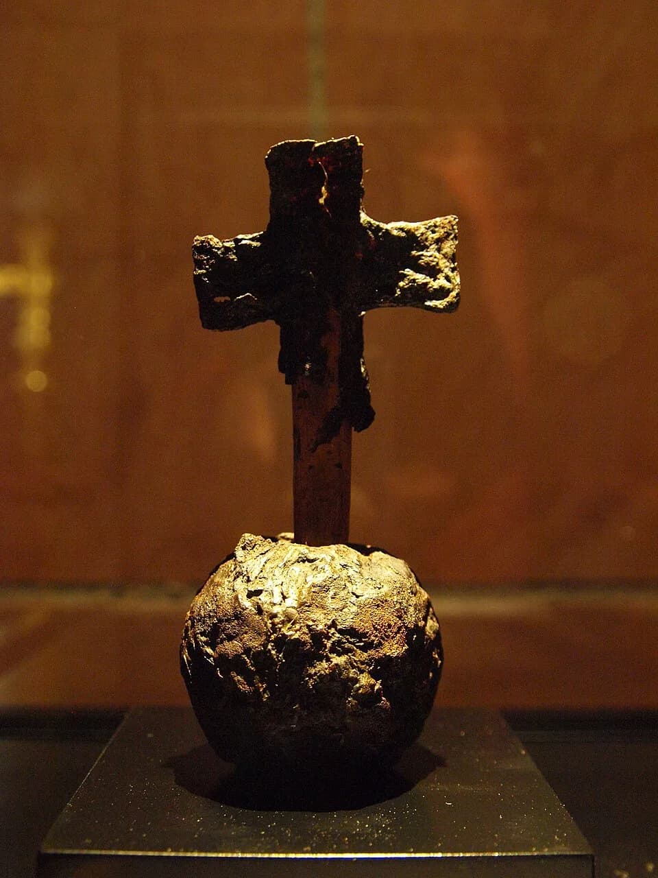 Henry III - Reichsapfel aus dem Grab Kaiser Heinrichs III. Gefertigt aus Eisen, Holz und Bienenwachs.