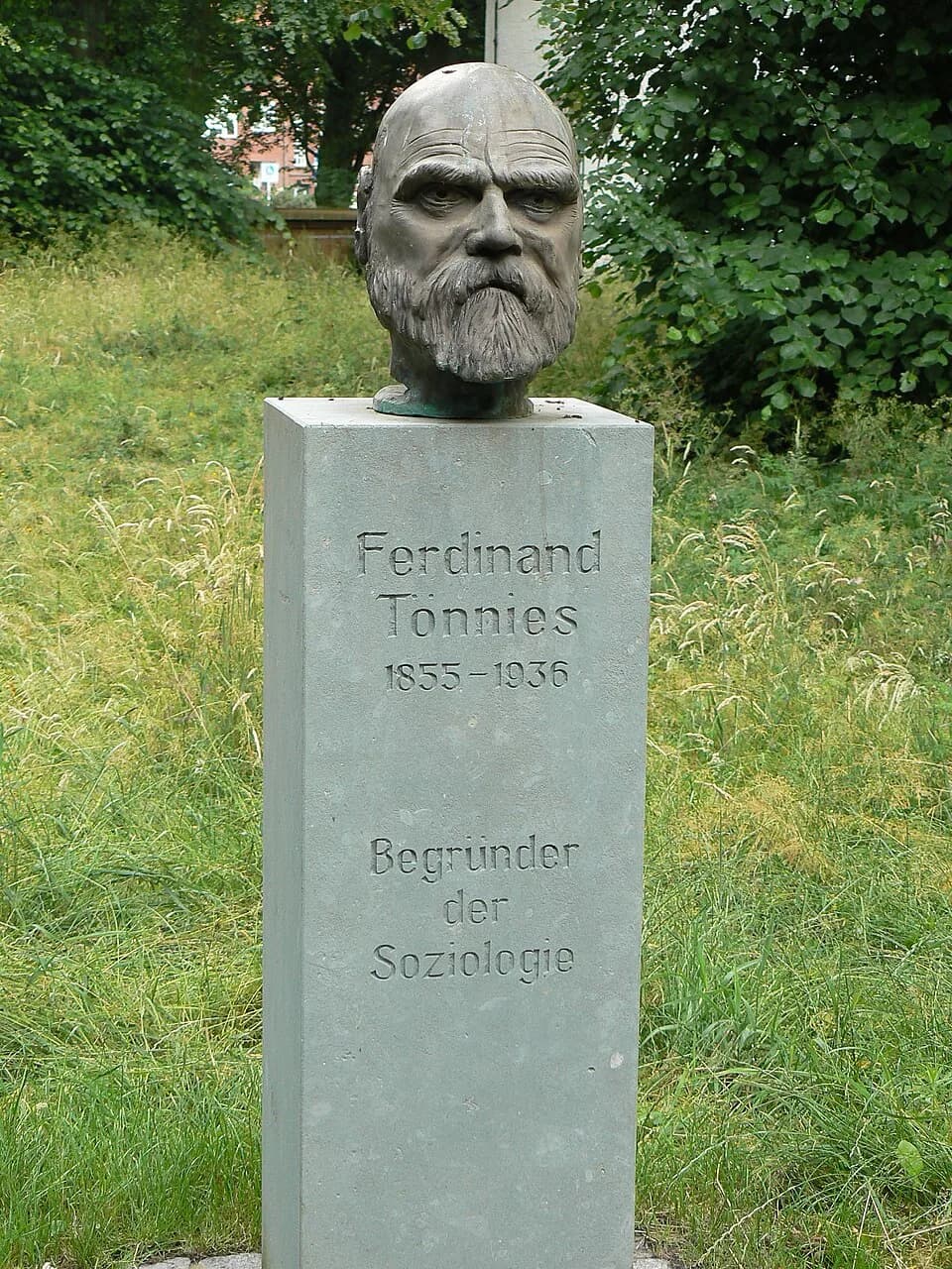 Ferdinand Tönnies - Denkmalbüste von Ferdinand Tönnies. Bildhauer: Raimund Kittl, Enthüllung: 14. September 2005 durch John Carstens, Standort: vor dem Schloss vor Husum mit Blickrichtung auf das Kava