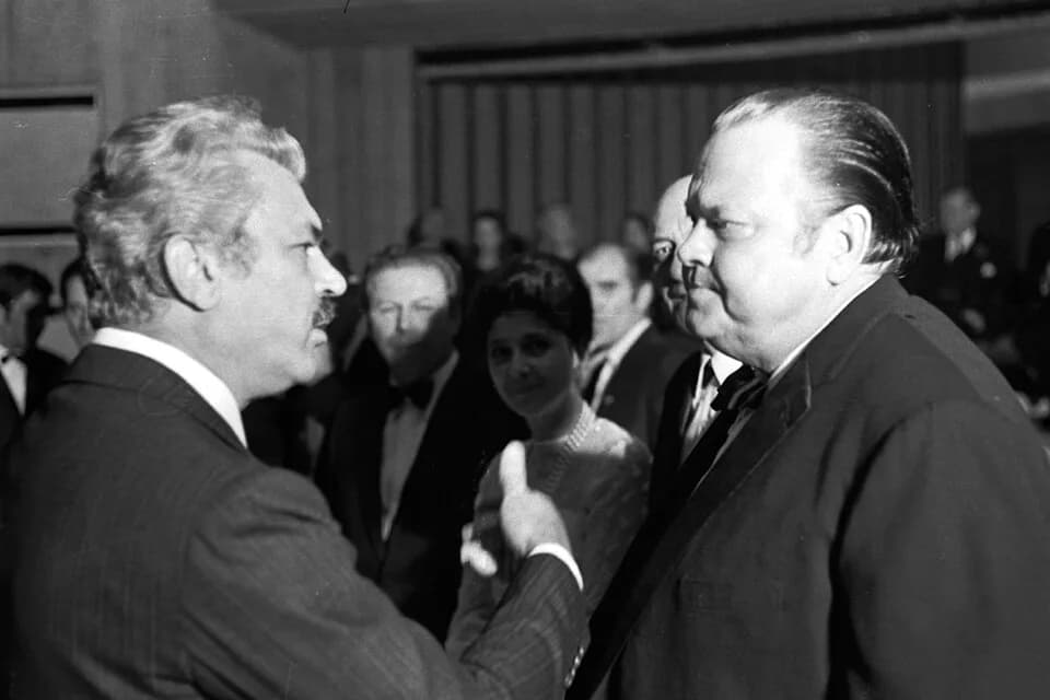 Sergei Bondarchuk - Stevan Kragujević foto: Sergej Bondarčuk i Orson Vels, Sarajevo, 29. novembar 1969. godine. Premijera filma Bitka na Neretvi (po odobrenju Tanje Kragujević, kćerke S. Kragujevića)