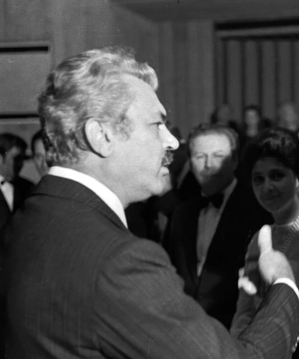 Sergei Bondarchuk - Stevan Kragujević foto: Sergej Bondarčuk i Orson Vels, Sarajevo, 29. novembar 1969. godine. Premijera filma Bitka na Neretvi (po odobrenju Tanje Kragujević, kćerke S. Kragujevića)