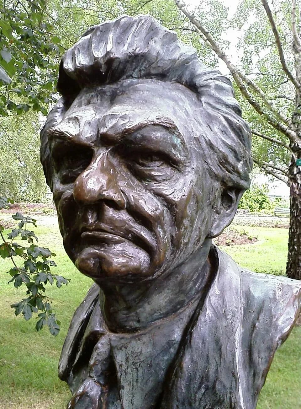 Bob Hawke - Bust of the twenty-third Prime Minister of Australia w:en:Bob Hawke by political cartoonist, caricaturist and sculptor w:en:Peter Nicholson located in the w:en:Prime Minister's Avenue in t