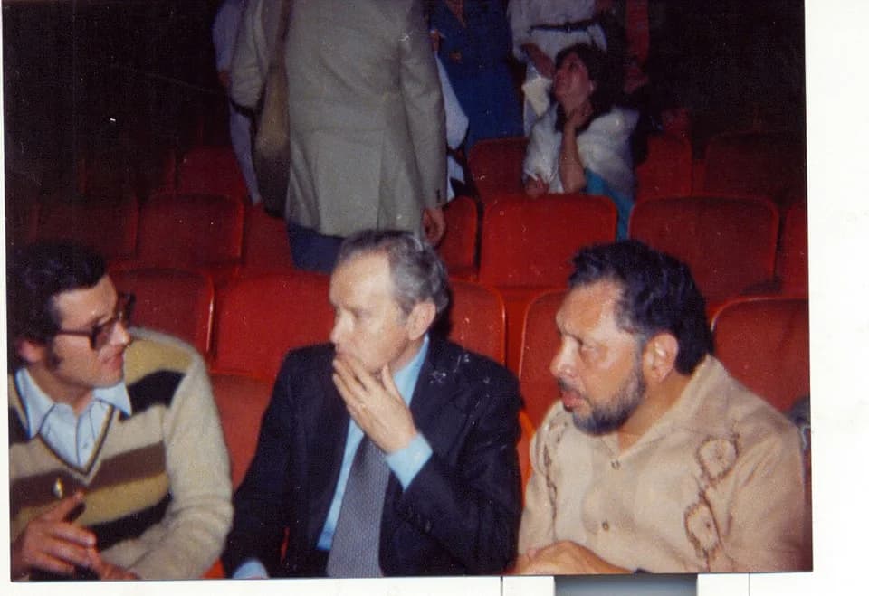 Juan Rulfo - En la ceremonia del premio "Ciudad de la Paz" a Herminio Martínez, quien está acompañado de Juan Rulfo y Juan Bañuelos.