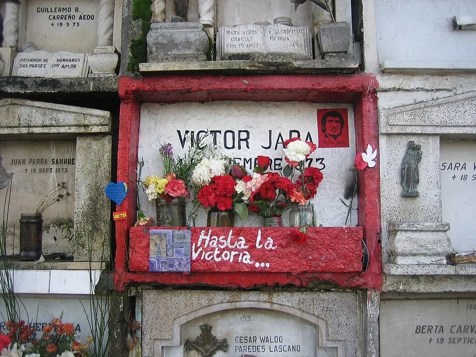 Víctor Jara - Sepultura de Víctor Jara en el Cementerio General de Santiago de Chile