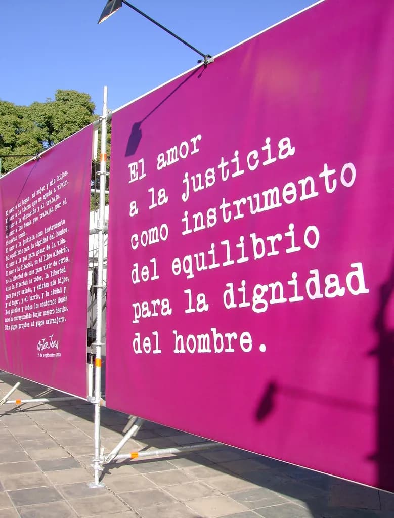 Víctor Jara - Translation in English:Love to justice as the instrument of equilibrium for man's dignity. Quote by Víctor Jara.

Localización / Location: Plaza Independencia