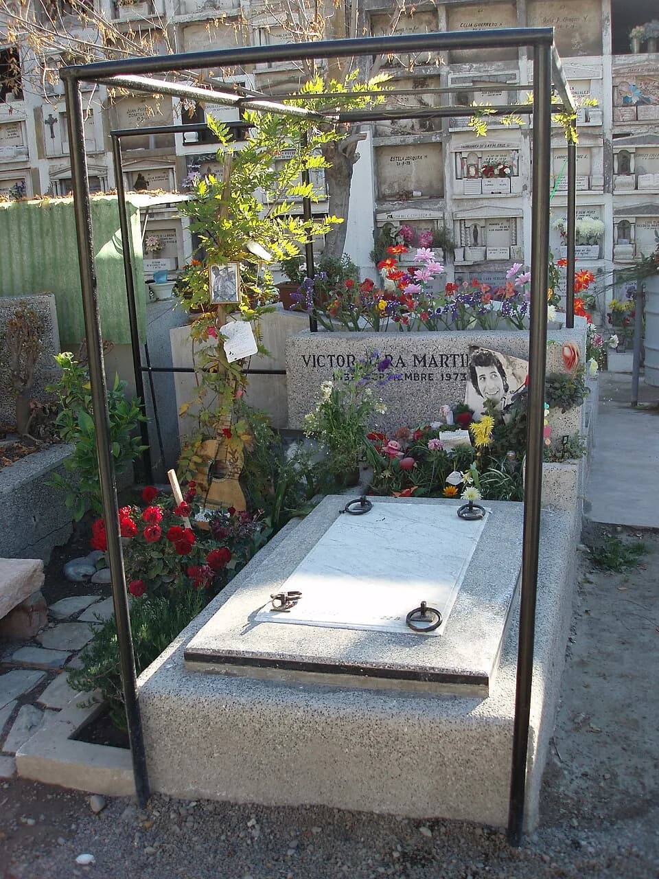 Víctor Jara - Sepulcro de Víctor Jara en el Cementerio General de Santiago de Chile