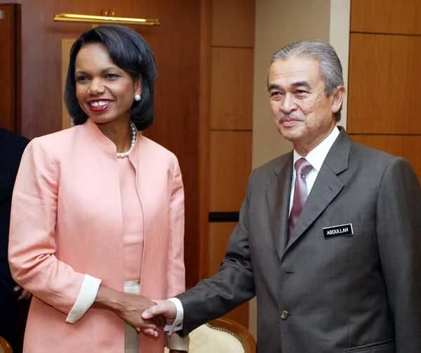 Abdullah Ahmad Badawi - Condoleezza Rice et Abdullah Ahmad Badawi, le 27 juillet 2006.
Source : https://2001-2009.state.gov/r/pa/ei/pix/2006/69606.htm