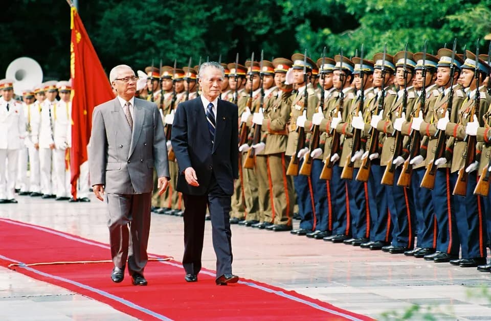 Tomiichi Murayama - The photo introduced here shows Prime Ministers Kiệt (left) and Murayama (right) reviewing the Guards of Honour at the Welcome ceremony.