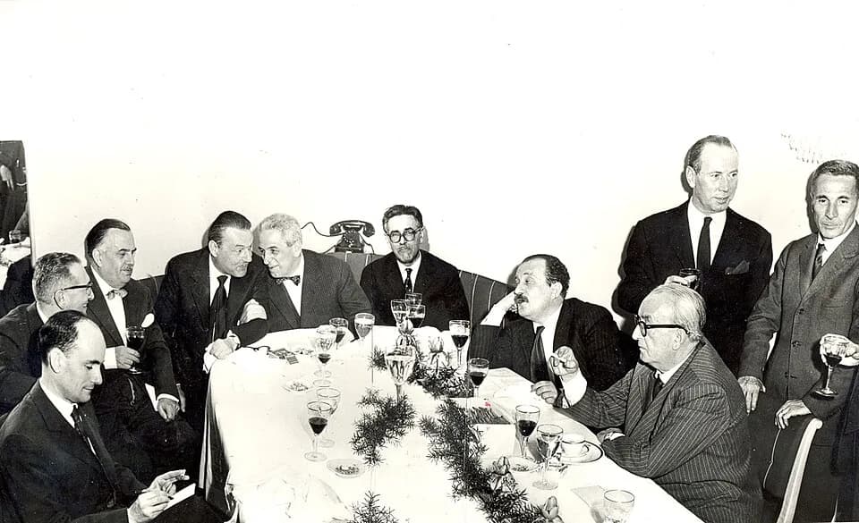Dino Buzzati - Mario Pavesi ripreso insieme a vari esponenti del mondo letterario, fra Mario Soldati, Achille Campanile, Giancarlo Fusco, Orio Vergani, Erberto Carboni e Dino Buzzati al Ristorante Sav