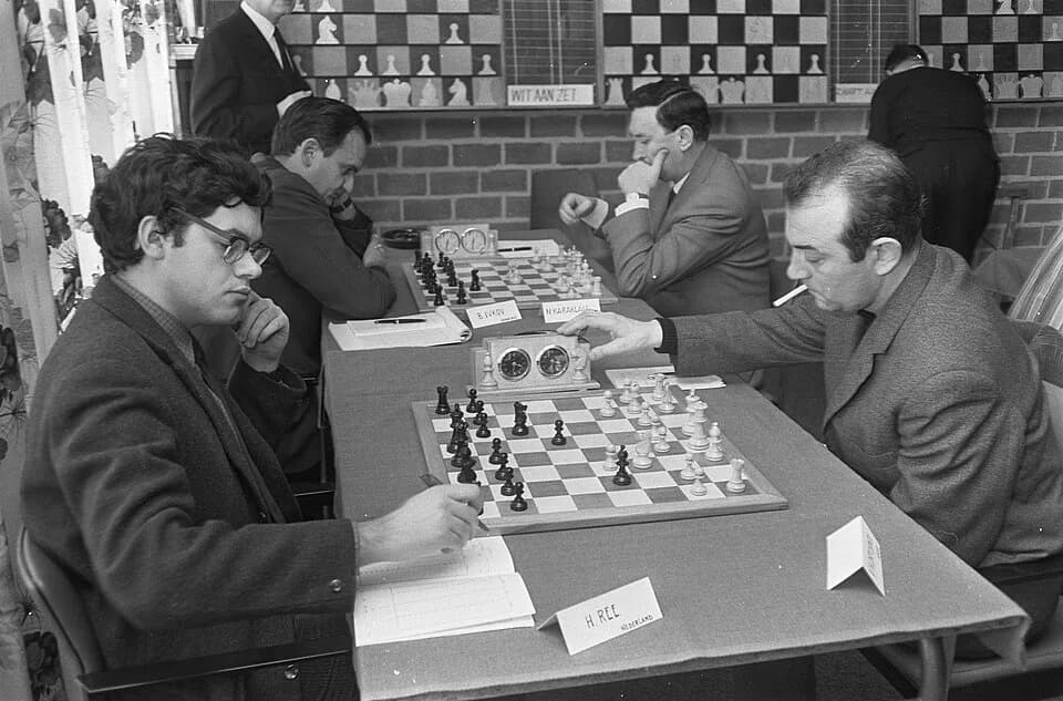 Viktor Korchnoi - Collectie / Archief : Fotocollectie Anefo
Reportage / Serie : [ onbekend ]
Beschrijving : Hoogovenschaaktoernooi, Hans Ree (links) tegen de Rus Kortchnoi
Datum : 15 januari 1968
Loca