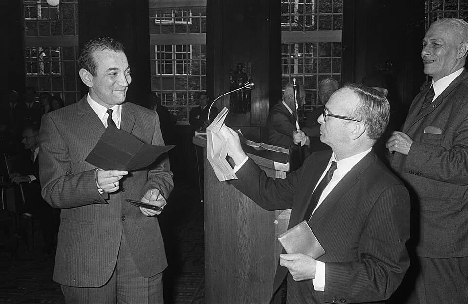 Viktor Korchnoi - Collectie / Archief : Fotocollectie Anefo
Reportage / Serie : [ onbekend ]
Beschrijving : Loting voor kandidaten toernooi schaken in raadszaal stadhuis Amsterdam, rechts Reshevsky me