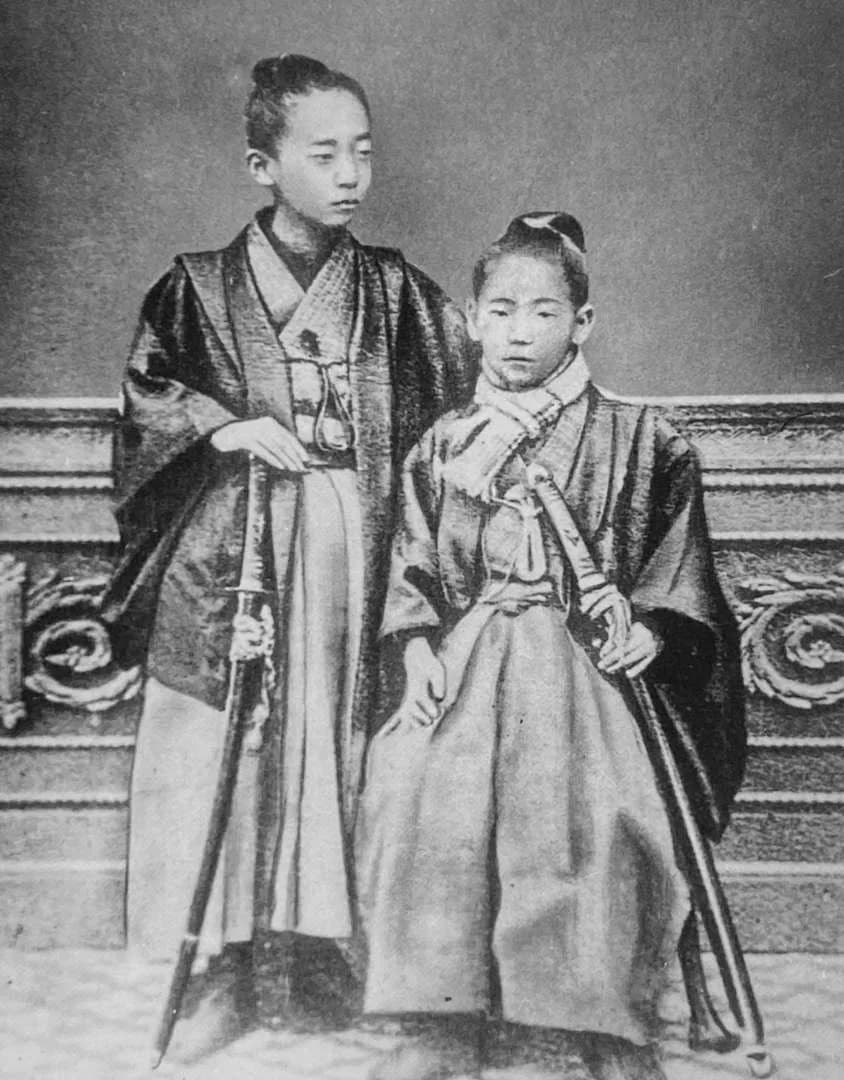 Kanō Jigorō - Left : No information
Right : Kanō Jigorō