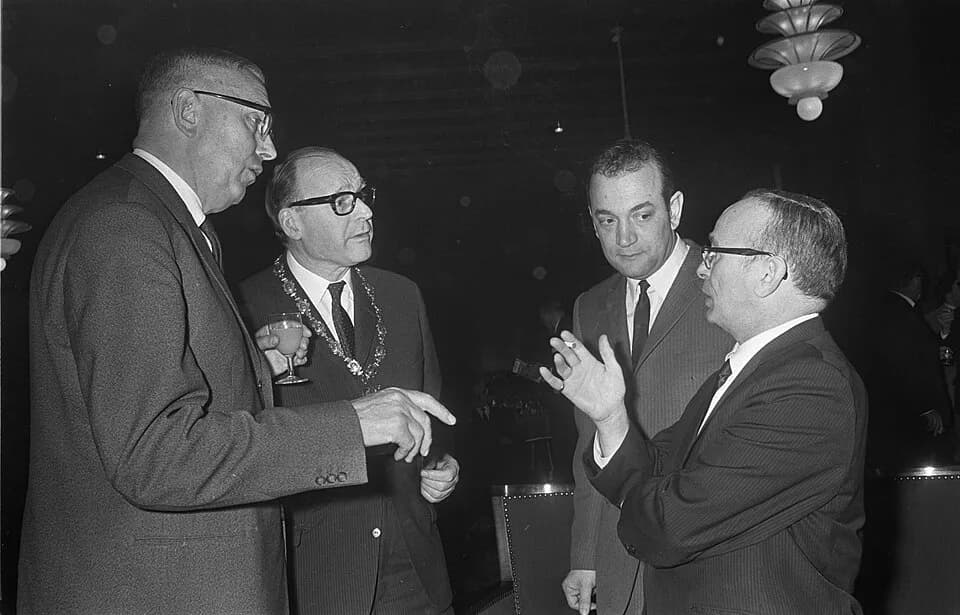 Viktor Korchnoi - Collectie / Archief : Fotocollectie Anefo
Reportage / Serie : [ onbekend ]
Beschrijving : Loting voor kandidaten toernooi schaken in raadszaal stadhuis Amsterdam. Na de loting Max Eu