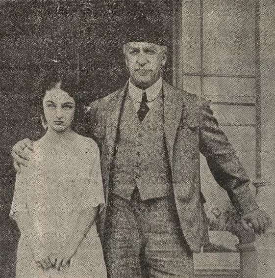 Abdülmecid II - Press photograph in Transylvania's Cosânzeana review. Original caption: "The new caliph: Abdul Medjid, with daughter Princess Durri Chehvâr Sultana. The flight of Sultan Mehmed has all