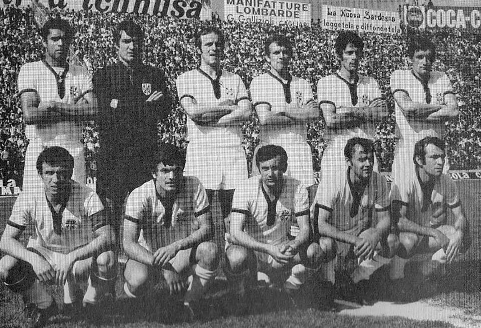 Gigi Riva - Una formazione dell'U.S. Cagliari campione d'Italia nella stagione 1969-70, in posa all'interno dello stadio Amsicora di Cagliari (Italia). Da sinistra, in piedi: Nené, E. Albertosi, G. To