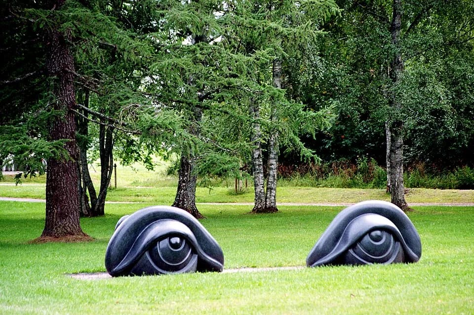Louise Bourgeois - Eye blenches II von Louise Bourgeois, 1996-1997, Schwarzer Zimbabwe Granit - Standort: Skulpturengarten Umea