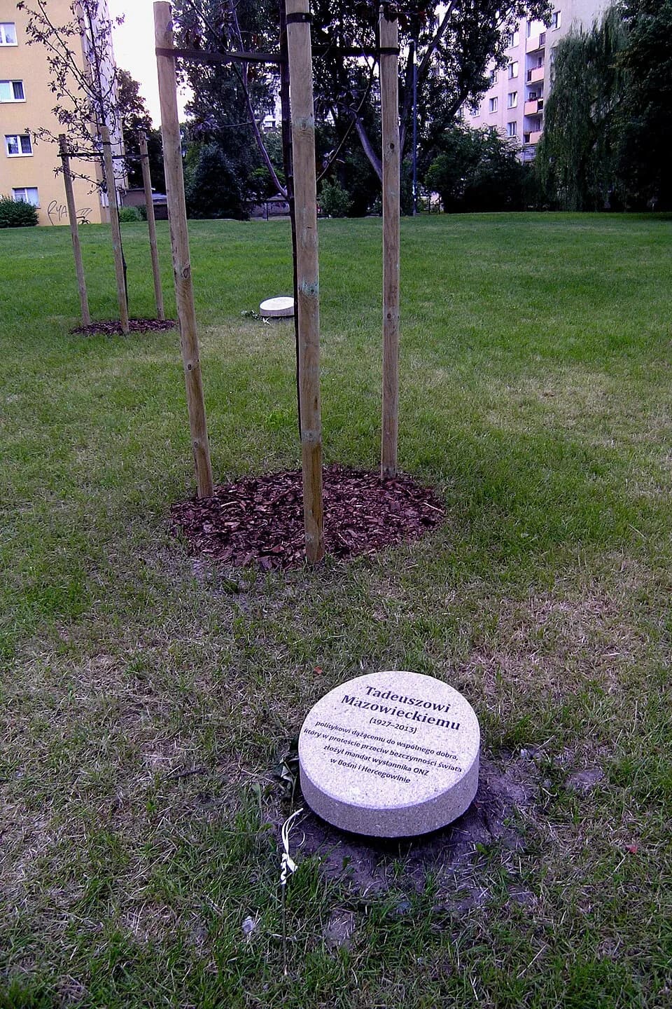 Tadeusz Mazowiecki - Obelisk upamiętniający Tadeusza Mazowiecki w Ogrodzie Sprawiedliwych w Warszawie