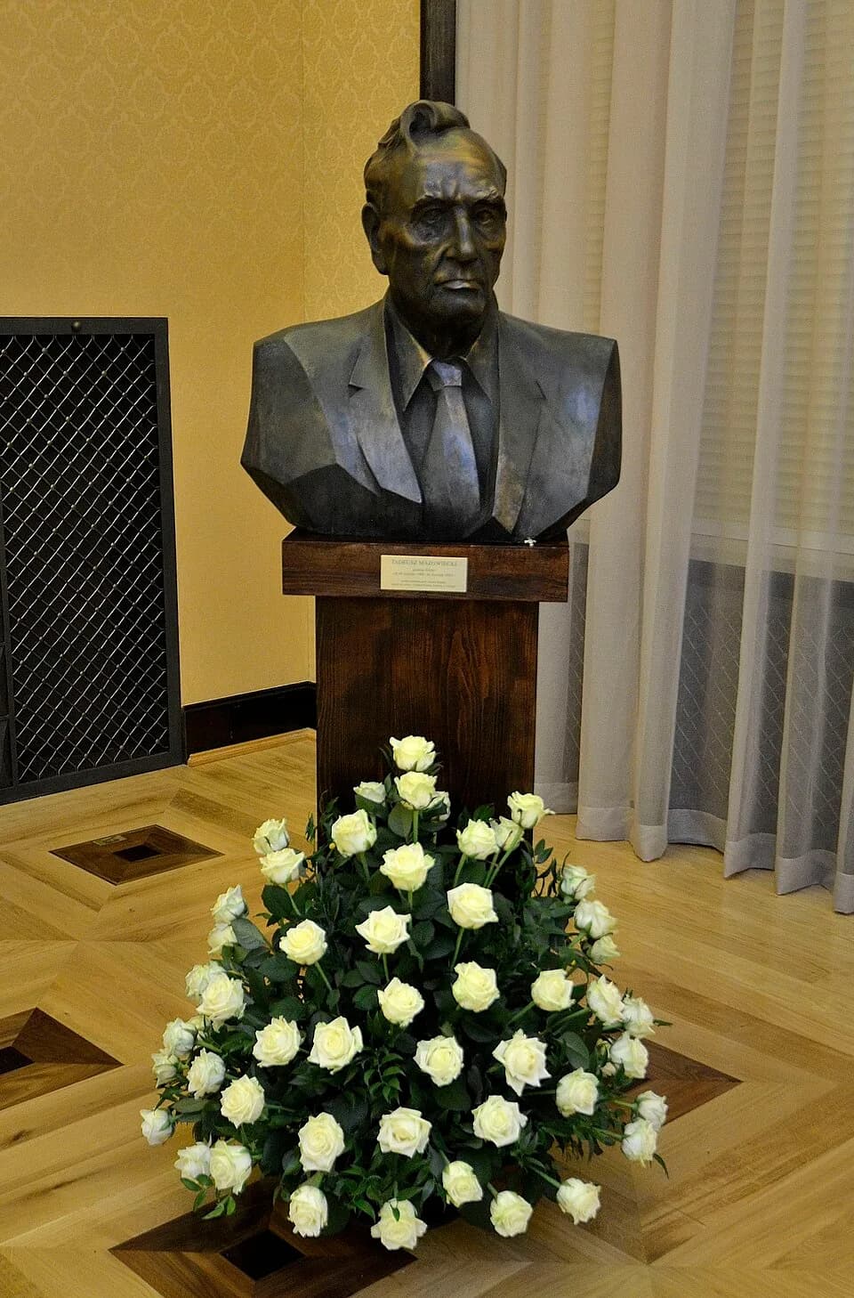 Tadeusz Mazowiecki - Popiersie Tadeusza Mazowieckiego autorstwa Adama Myjaka w sali im. Tadeusza Mazowieckiego w gmachu Kancelarii Rady Ministrów