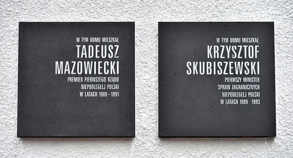 Tadeusz Mazowiecki - Tablice upamiętniające Tadeusza Mazowieckiego i Krzysztofa Skubiszewskiego na domu przy ul. Lewickiej 13/15 w Warszawie (obydwaj mieszkali w tym samym budynku)