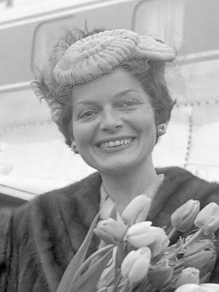 Lys Assia - De Zwitserse zangeres Lys Assia op Schiphol 
17 maart 1957