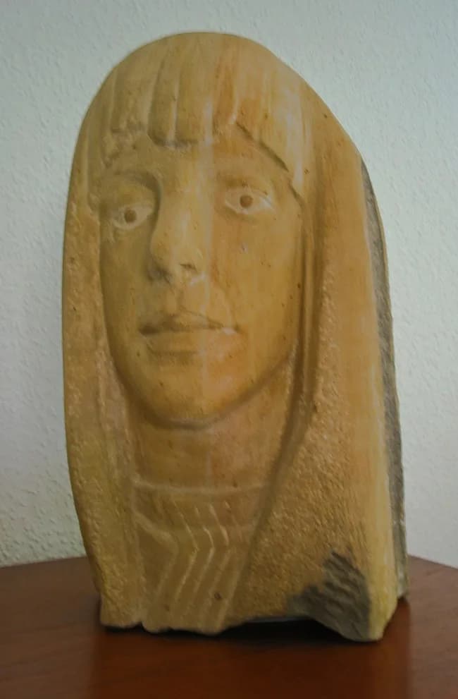 Ingeborg Bachmann - Portraitkopf „Ingeborg Bachmann“, 1994, Sandstein von Katharina Szelinski-Singer