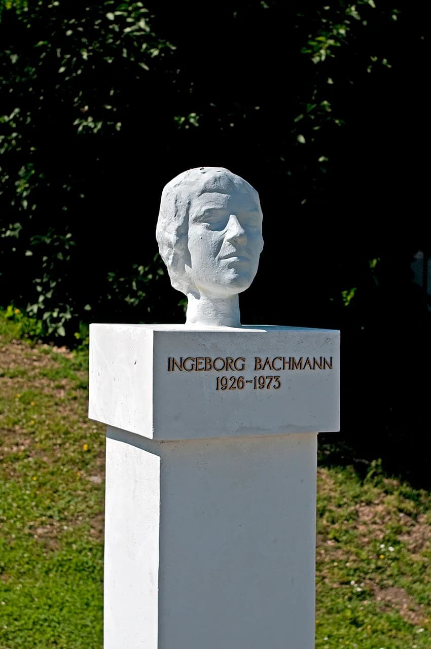 Ingeborg Bachmann - Klagenfurt, Ingeborg Bachmann Büste vor dem Klagenfurter Stadthaus