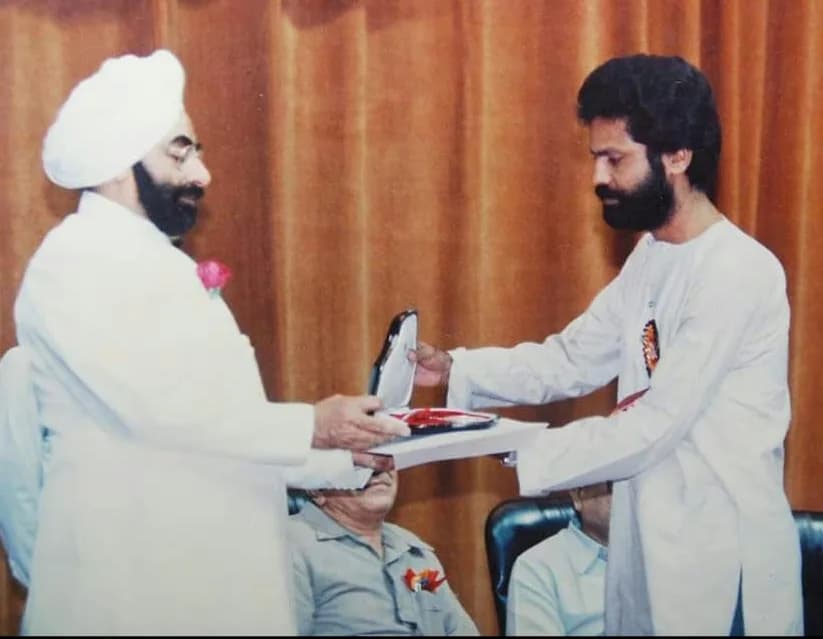 Zail Singh - Pranab Das receiving National Award, Silver Lotus, from former President Late Gyani Zail Singh.